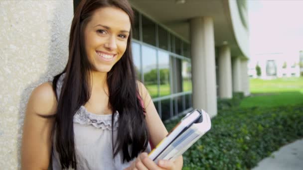 Estudante feminina segurando livros de biblioteca — Vídeo de Stock