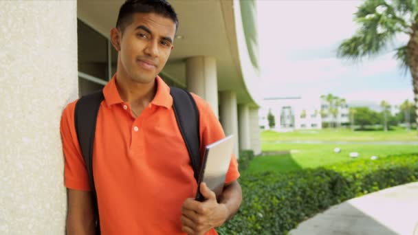 Estudante masculino ao ar livre campus universitário — Vídeo de Stock