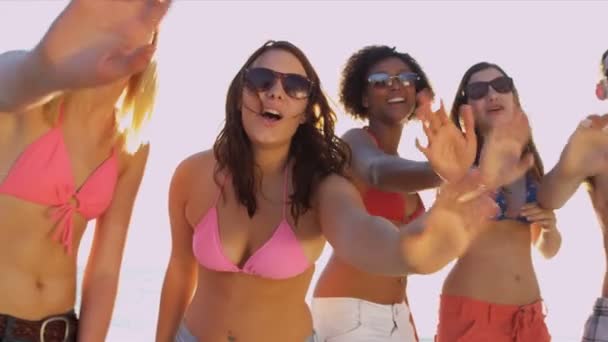 Adolescentes disfrutando de la diversión juntos en la playa — Vídeos de Stock