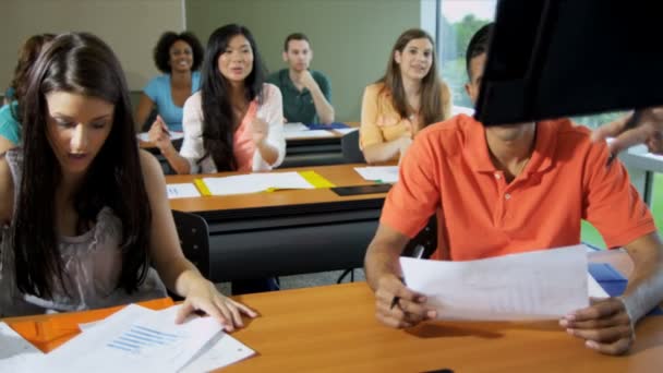 Studenti che lavorano con docenti donne — Video Stock