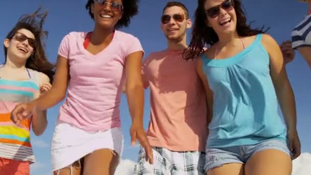 青少年一起在海滩上享受时间 — 图库视频影像
