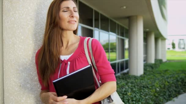 Professor universitário feminino usando tablet — Vídeo de Stock