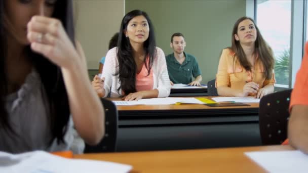 Estudantes universitários em sala de aula — Vídeo de Stock