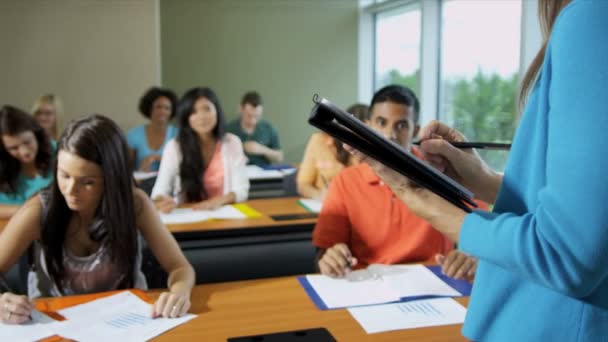 Étudiants travaillant avec une enseignante — Video