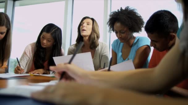 女性講師とテーブルを囲んでの学生 — ストック動画