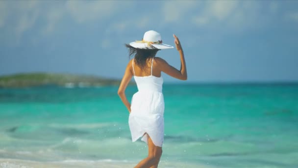 Girl in white sundress and hat standing by ocean — Stock Video