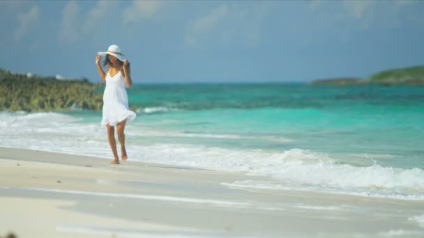 Κορίτσι ντυμένο στα λευκά, αγαπώντας ελεύθερη παραλία διαβίωσης — Αρχείο Βίντεο