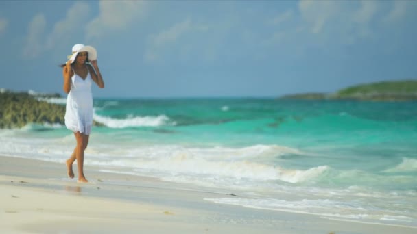 Ragazza in sundress correre a piedi nudi in spiaggia — Video Stock