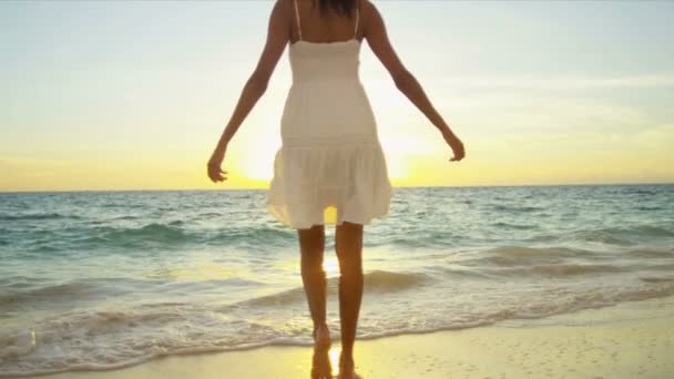 Menina em sundress branco na praia — Vídeo de Stock