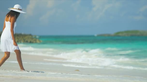 豪華なビーチでの休暇で裸足少女 — ストック動画