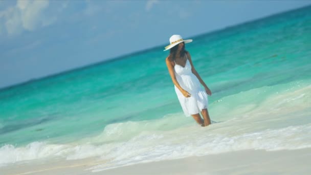Menina hispânica em Splashing Ocean Shallows Tropical Beach — Vídeo de Stock