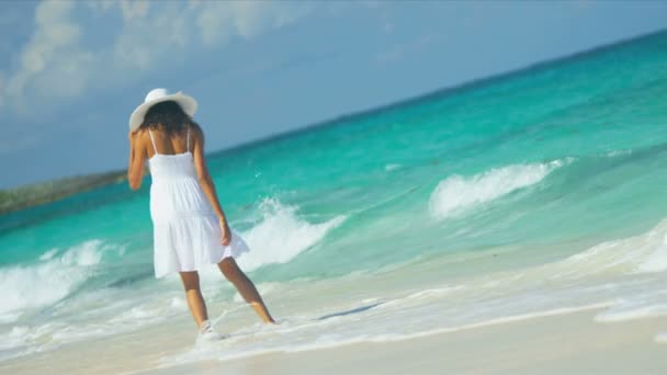 Menina bonita em vestido branco em Splashing Ocean — Vídeo de Stock