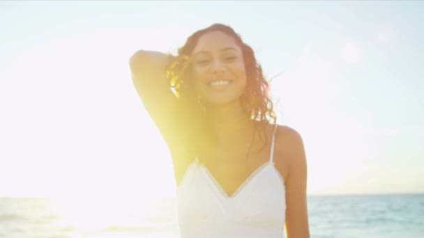 Ragazza vestita di bianco che cammina sulla spiaggia dell'isola all'alba — Video Stock