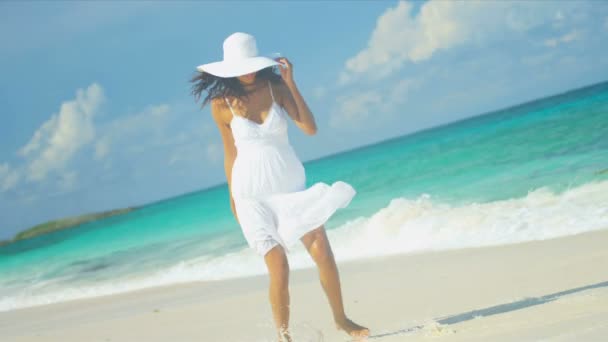 Босоногая девушка на роскошном пляжном отдыхе — стоковое видео