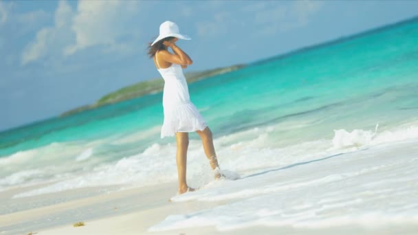 Босоніж дівчина в розкішний пляжний відпочинок — стокове відео