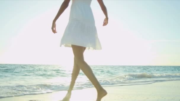 Kaygısız kız sevgi dolu adada yaşam tarzı — Stok video