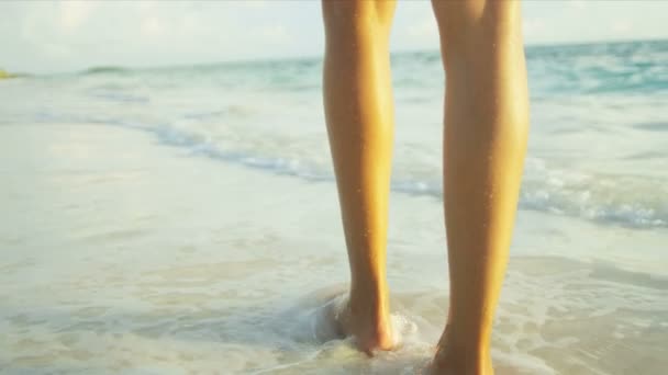 Pernas nuas da menina de praia latino-americana — Vídeo de Stock
