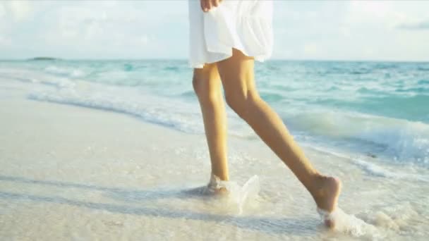 裸露的双腿的拉丁美国沙滩女孩 — 图库视频影像