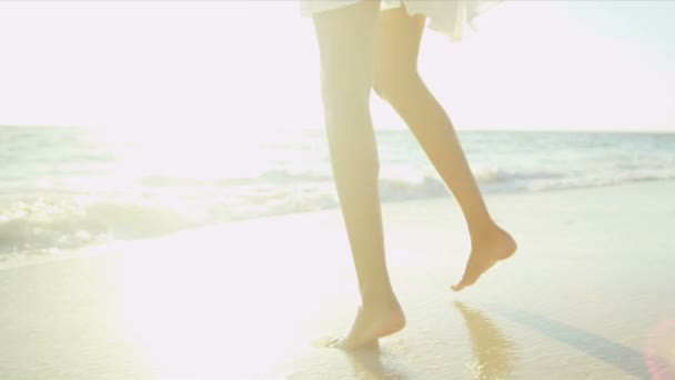 Голые ноги латиноамериканской пляжной девушки — стоковое видео