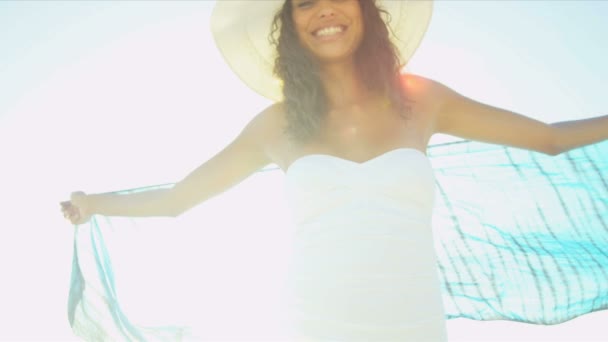 Латиноамериканського дівчина на пляжі острова захід сонця — стокове відео