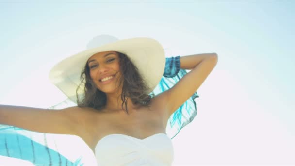 Hispán lány Island Beach napnyugtakor — Stock videók