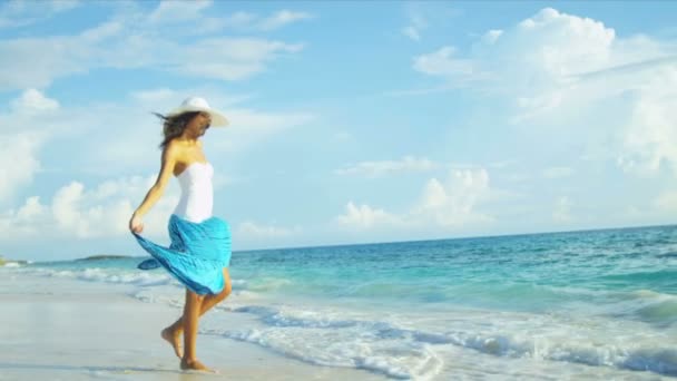Menina hispânica andando ao ar livre na praia tropical — Vídeo de Stock