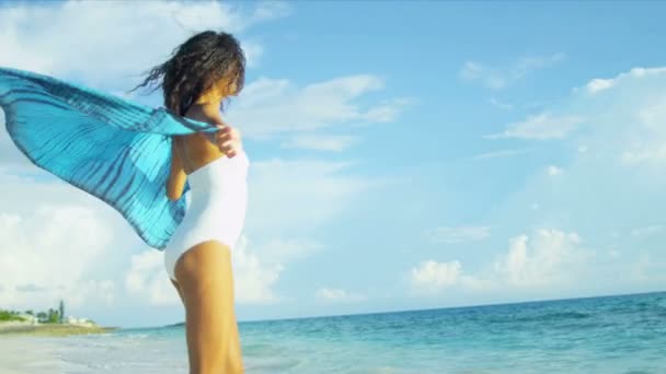 Hispanic meisje wandelen buitenshuis op Tropical Beach — Stockvideo