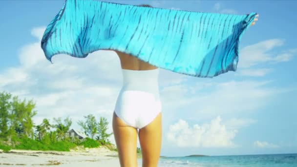 Латиноамериканського дівчина, що йде на відкритому повітрі в Tropical Beach — стокове відео