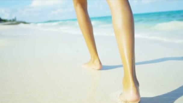 Meisje blootsvoets lopen op strand — Stockvideo