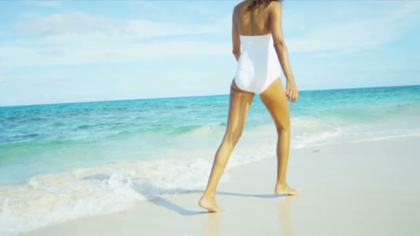 Menina caminhando pelo oceano rasas — Vídeo de Stock