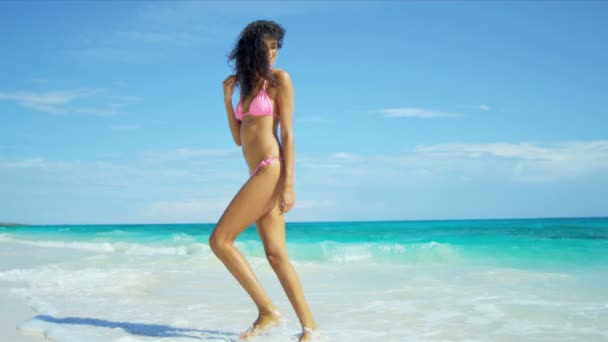 Pretty Girl en bikini rosa por Splashing Ocean — Vídeos de Stock