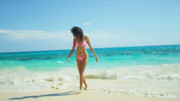Pretty Girl en bikini rosa por Splashing Ocean — Vídeo de stock