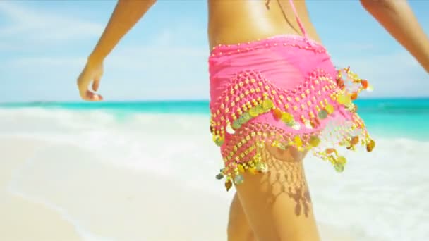 Meisje genieten van vakantie op strand — Stockvideo