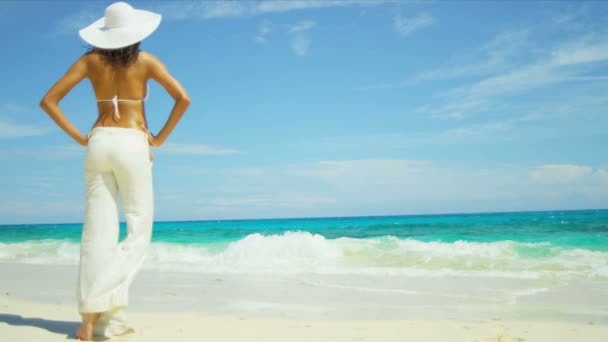 Girl looking ocean on beach — Stock Video