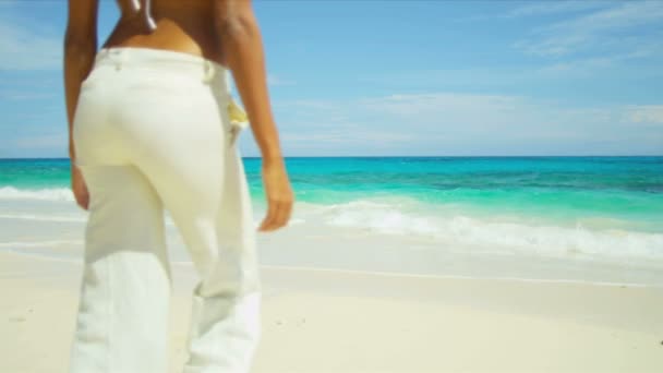 Ragazza guardando oceano sulla spiaggia — Video Stock