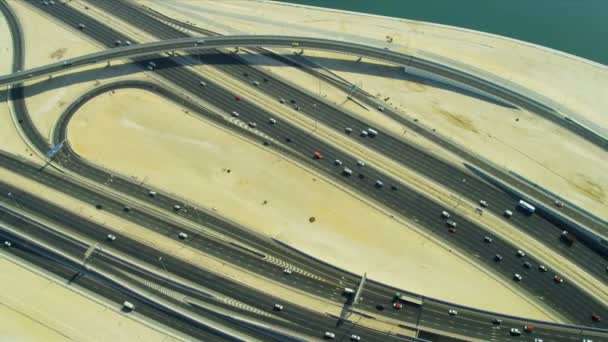 Sistema moderno de intercâmbio de estradas no deserto — Vídeo de Stock