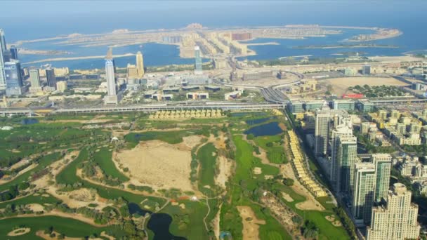 Emirate Golfclub, Dubai Stadt mit Palmen-Jumeirah — Stockvideo