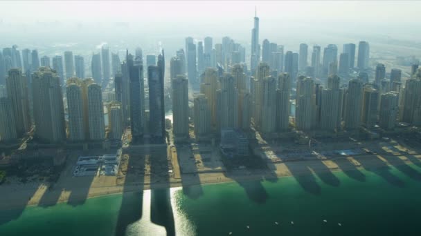 Rascacielos de la ciudad de Dubai, Jumeirah Beach — Vídeos de Stock