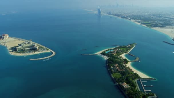 Palm Jumeirah med Burj Al Arab avlägsna — Stockvideo