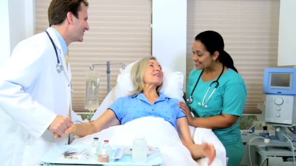 Paciente femenina que recibe tratamiento médico — Vídeo de stock