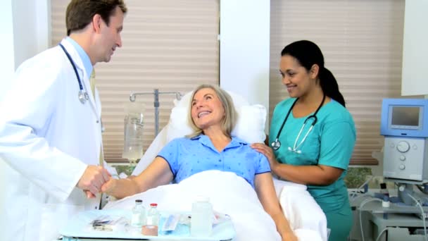 Female patient receiving medical treatment — Stock Video