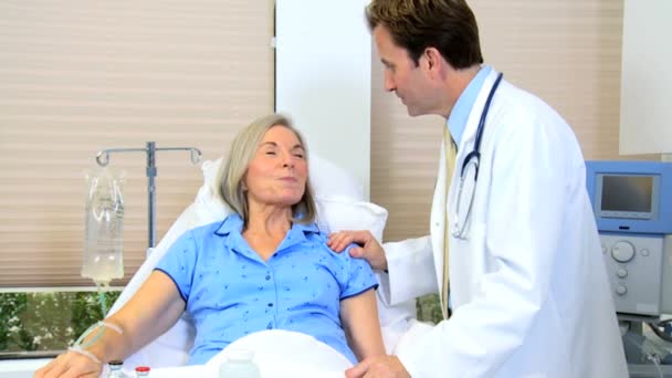 Especialista médico tranquilizando a paciente femenina — Vídeos de Stock