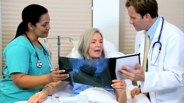 Le personnel de l'hôpital discute des résultats des rayons X avec le patient — Video