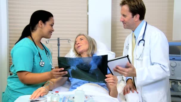 Προσωπικό του νοσοκομείου συζητώντας x-ray αποτέλεσμα με ασθενή — Αρχείο Βίντεο