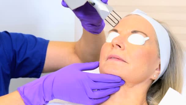 Cirurgião cosmético realizando tratamento facial — Vídeo de Stock