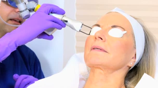 Cirujano cosmético realizando tratamiento facial — Vídeo de stock
