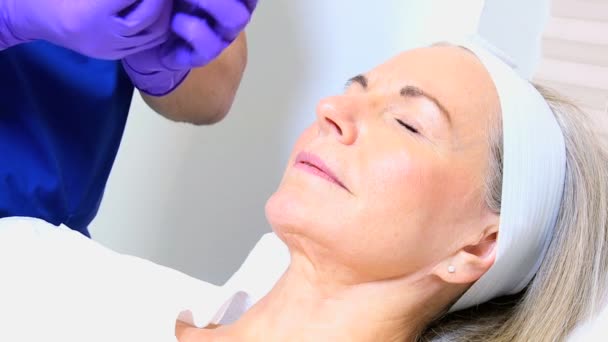 Kozmetikai sebész végez a kezelést a beteg — Stock videók