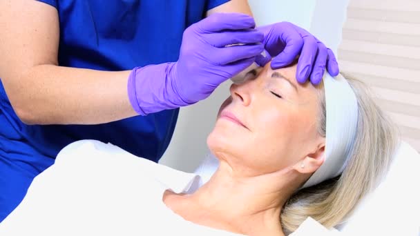 Cirurgião cosmético realizando tratamento do paciente — Vídeo de Stock