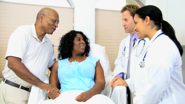 Klinik personeli hasta ve kocası güven verici — Stok video