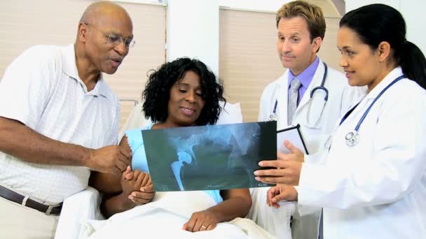 Radiologie-Mitarbeiter besprechen Röntgenbild-Ergebnis mit Patient — Stockvideo